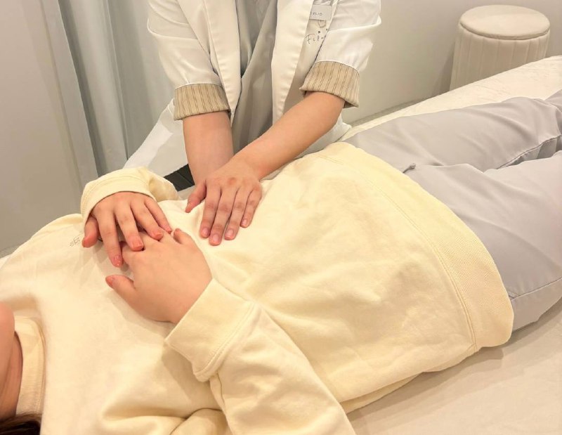 腸もみケアの施術風景